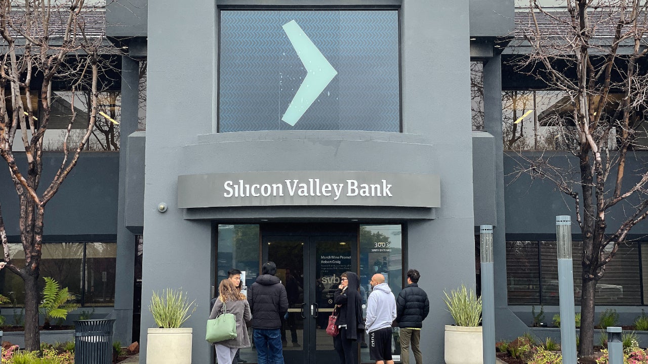 image of people lined up outside of silicon valley bank