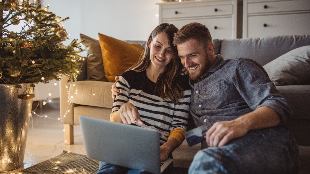 Man en vrouw doen een online aankoop