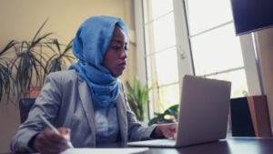 Femme travaillant sur un ordinateur portable