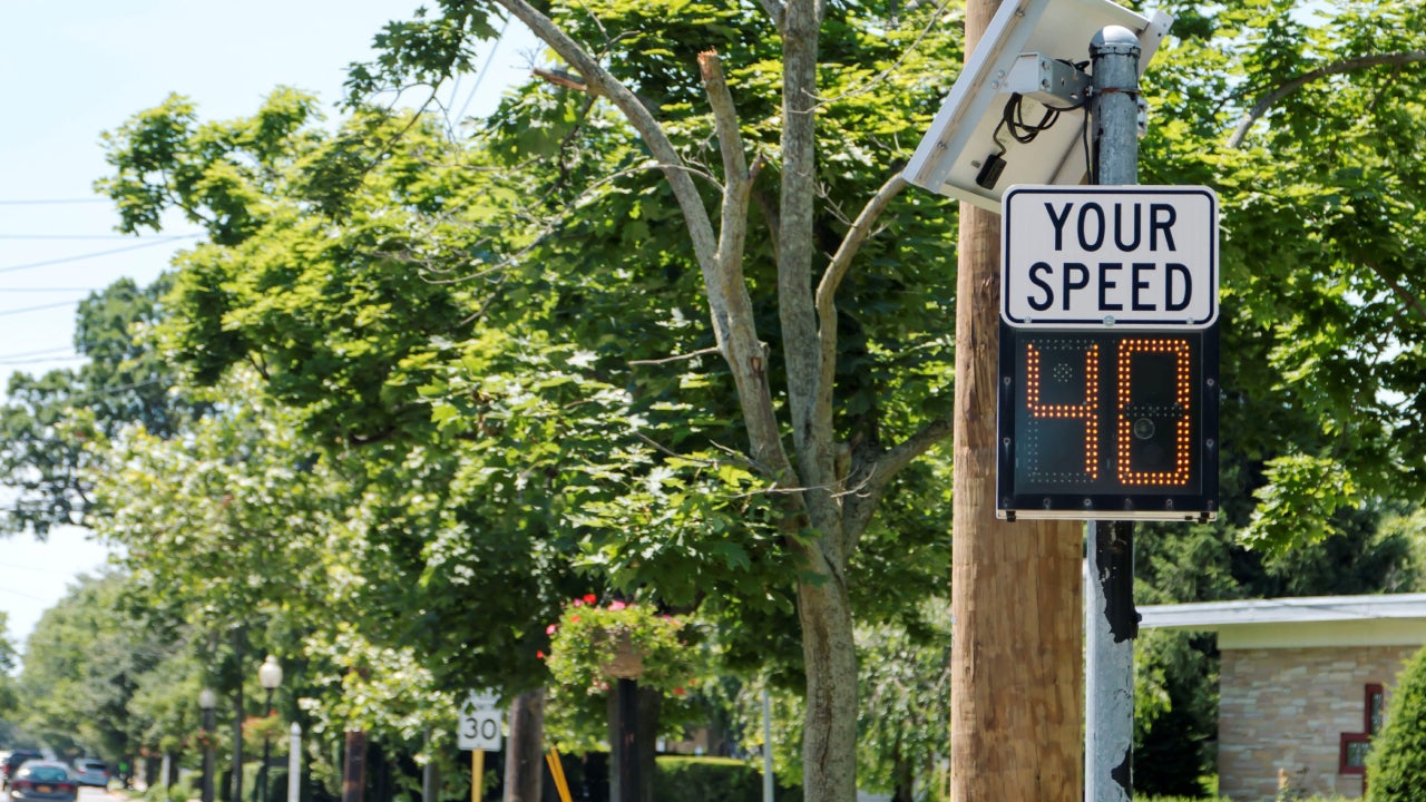 Speed limit radar shows speed