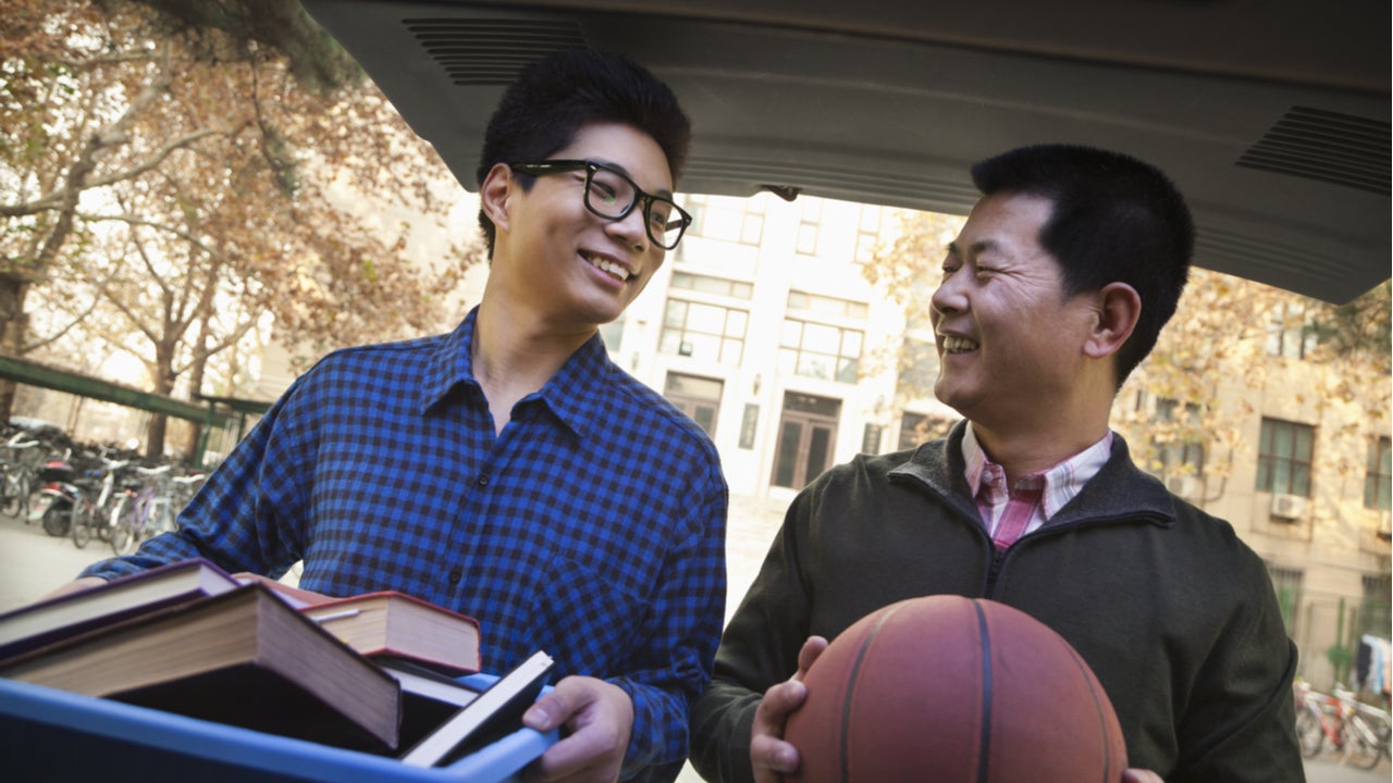 Father helps son move into college