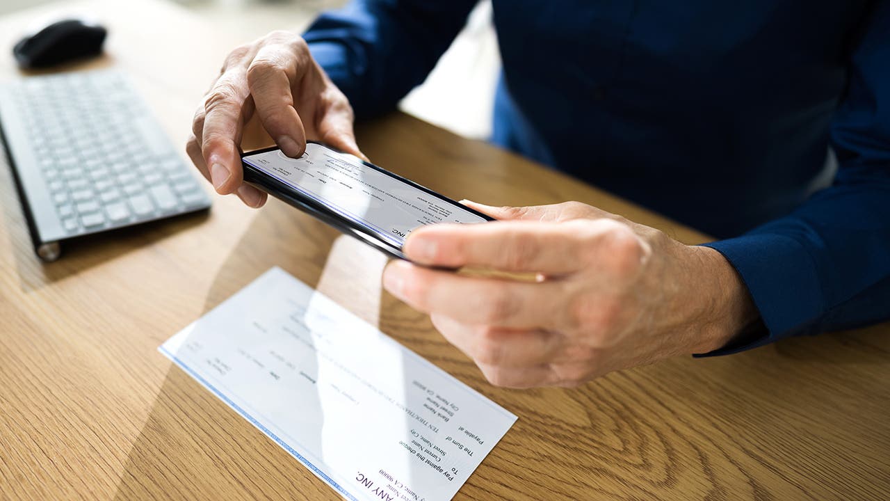 Indløsning af gamle checks: Hvor lang tid er en check god til? | Bankkurs