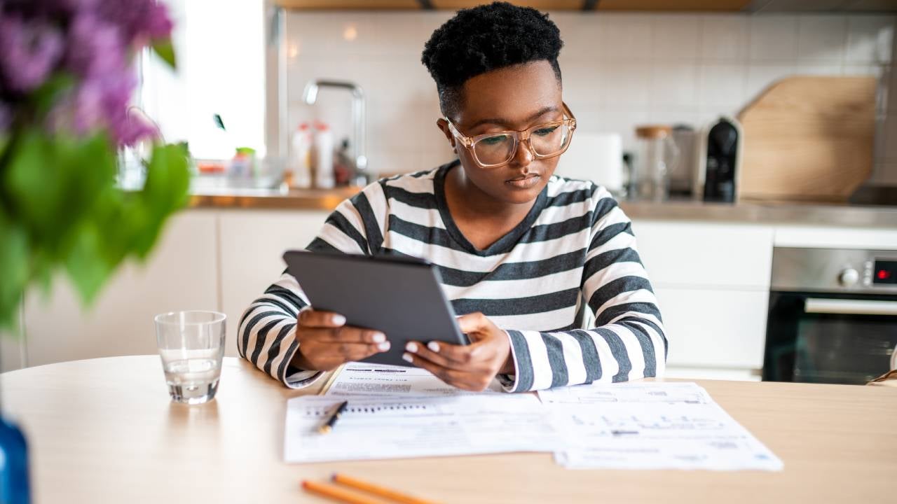 The young woman calculates her monthly expenses