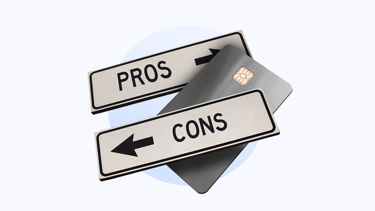 A gray credit card between one sign that says "pros" with an arrow pointing right and one sign that says "cons" with an arrow pointing left.