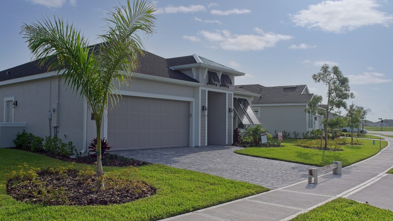 Florida new home construction with driveway pavers